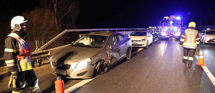 Verkehrsunfall mit vermutlich eingeklemmter Person